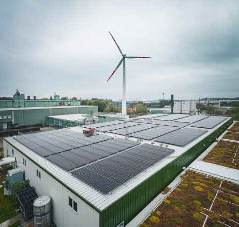 a-photo-of-a-factory-with-large-solar-pa_fUryCdGiQMue2AOD6rpgeg_e_TL3iHPRPKKx0yW-CRf7g a-photo-of-a-factory-with-large-solar-pa_fUryCdGiQMue2AOD6rpgeg_e_TL3iHPRPKKx0yW-CRf7g